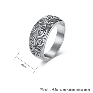 Makroaufnahme eines Edelstahlrings im Punk-Stil mit realistischer Augen-Relief-Gravur