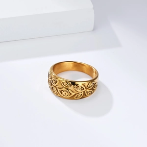 Detail der Vintage-Gold-Reliefschnitzerei des bösen Blickes auf breitem Edelstahlring