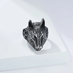Primer plano detallado de un anillo de cabeza de lobo vikingo en acero inoxidable retro