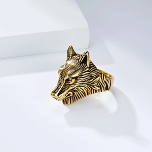 Anillo vintage vikingo cabeza de lobo dorado con textura de metal grabado estilo punk