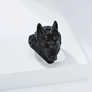 Vista detallada del anillo de cabeza de lobo vikingo tallado en 3D con acabado en negro