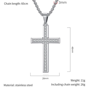 Dettaglio del ciondolo a croce in acciaio inossidabile argento con zirconi su catena 3mm