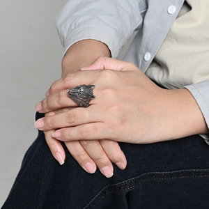 Anillo de cabeza de lobo vintage para hombre en acero inoxidable con detalles retro