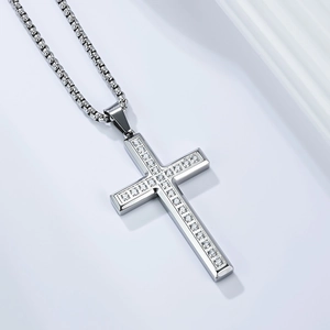 Collana con pendente a croce in acciaio inossidabile e zirconi su catena a maglia quadrata