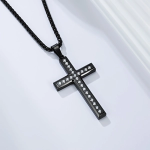 Collana a croce in acciaio al titanio nero con zirconi bianchi e catena a sfere