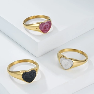 Anillos de sello de corazón bañados en oro de 18K con incrustaciones de esmalte mármol