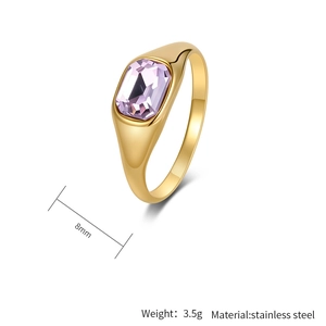 Detailansicht vergoldeter Edelstahlring mit 8mm rechteckigem lila Edelstein
