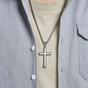 Collana classica con croce in acciaio inossidabile argentato e zirconi pavé uomo