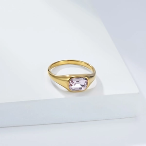 Detail eines vergoldeten Edelstahlrings mit quadratischem rosa Kristall-Edelstein-Inlay