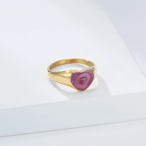 Detalle de anillo de oro 18K con incrustación de corazón de resina jaspeada