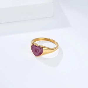 Detalle de anillo de corazón en oro de 18 quilates con incrustación jaspeada lavanda