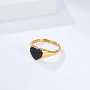 Elegante anillo de corazón en acero inoxidable dorado con textura de esmalte negro