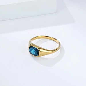 Luxuriöser vergoldeter Titanstahlring mit einem rechteckigen blauen Kristallstein
