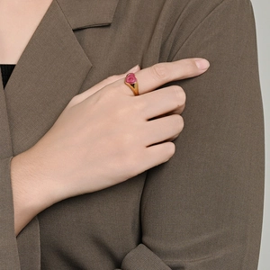 Anillo de acero inoxidable chapado en oro de 18K con dije de corazón rosa para mujer