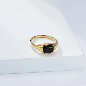 Minimalistischer Ring aus 18K vergoldetem Edelstahl mit rechteckigem schwarzem Stein