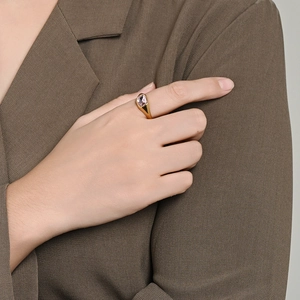 Eleganter 18K vergoldeter Edelstahlring mit lila ovalem Edelstein an der Hand
