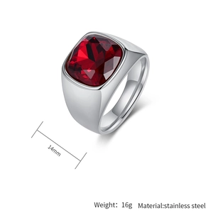 Vue macro de la bague chevalière 14mm en acier inoxydable avec pierre rouge carrée