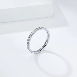 Macro di anello eternity da 3mm in argento con pavé di pietre di zirconia lucida