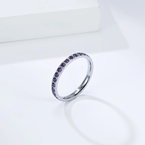 Dettaglio dell'anello da 3mm in argento con pietre di zircone viola con taglio rotondo