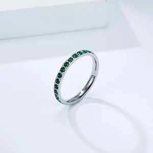 Vista dettagliata dell'anello eternity da 3mm in acciaio inossidabile con zirconi verdi