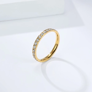 Dettaglio dell'anello eternity con pietre scintillanti su fascia in titanio dorato 18k