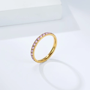 Dettaglio di un anello a fascia da 3mm in acciaio dorato con pietre di zirconi viola