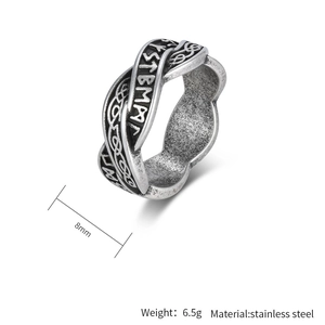Macro-detail van 8mm Viking-runenring van roestvrij staal met Keltische knopen en zilverfinish