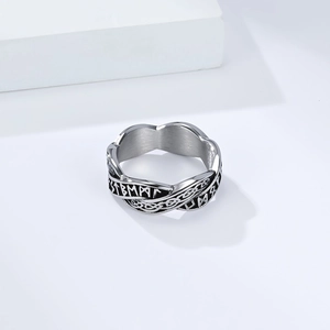 Detailopname van een retro roestvrijstalen Viking ring met Keltisch knooppatroon