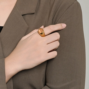 Chic gold-plated stainless steel ring featuring a cat-eye stone on a model's hand
