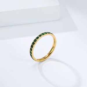 Dettaglio dell'anello eternity placcato oro 3mm con incastonati zirconi rotondi verde scuro