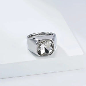 Gros plan d'une bague large en acier inoxydable avec une grosse pierre carrée