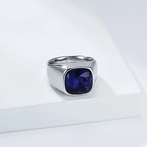 Détail de bague large en acier pour homme avec pierre précieuse carrée de couleur bleue