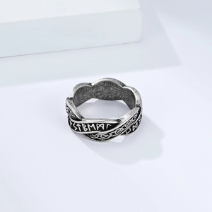 Detailopname van de Noordse Vikingrunen en Keltisch vlechtwerk op de vintage stalen ring