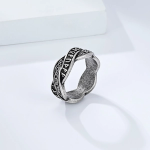 Macro-opname van een vintage zilveren Vikingring met Keltische knopen en runen