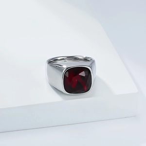 Détail de l'anneau large argenté serti d'une grande pierre rouge carrée à facettes