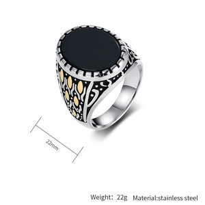 Détails d'une bague vintage en acier inoxydable pour homme avec pierre noire et doré
