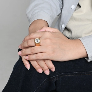 Bague unisexe en acier titane avec pierre carrée sur anneau doré poli