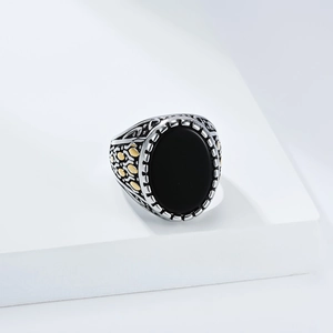 Bague vintage pour hommes en titane avec onyx noir et gravure florale argentée