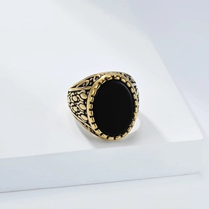 Gros plan détaillé sur une bague vintage pour homme avec une grande gemme noire ovale