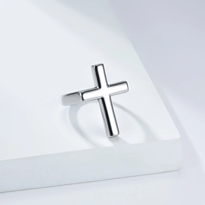 Gros plan détaillé d'une bague croix en argent poli avec finition brillante sur support
