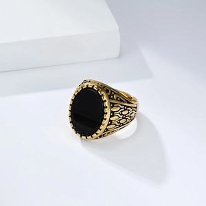Bague rétro en acier titane doré avec pierre noire ovale et gravures latérales chic