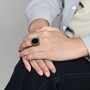 Bague vintage pour hommes en acier titane avec pierre noire ovale et détails gravés