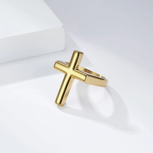 Vue détaillée d'une bague croix dorée polie en acier inoxydable de haute qualité