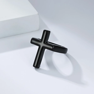 Bague minimaliste en acier titane noir mat avec design de croix pour hommes sur socle blanc