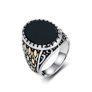 Bague vintage pour hommes en acier titane avec grand gemme noire et accents dorés