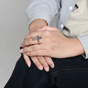 Bague croix en acier inoxydable argenté pour homme au design géométrique épuré
