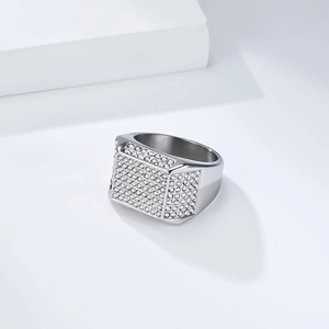 Makro-Detail eines Herren-Hip-Hop-Siegelrings mit mikroverpavten Strasssteinen in Silber