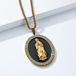 Detail der goldenen Jungfrau Maria Anhänger mit schwarzer Emaille und Mäander-Muster