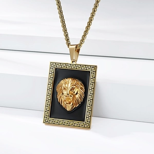 Collana da uomo hip hop con ciondolo testa di leone e greca su smalto nero lucido