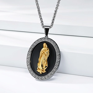Makroaufnahme des ovalen Jungfrau Maria Anhängers mit goldenem Relief und Mäander-Rand
